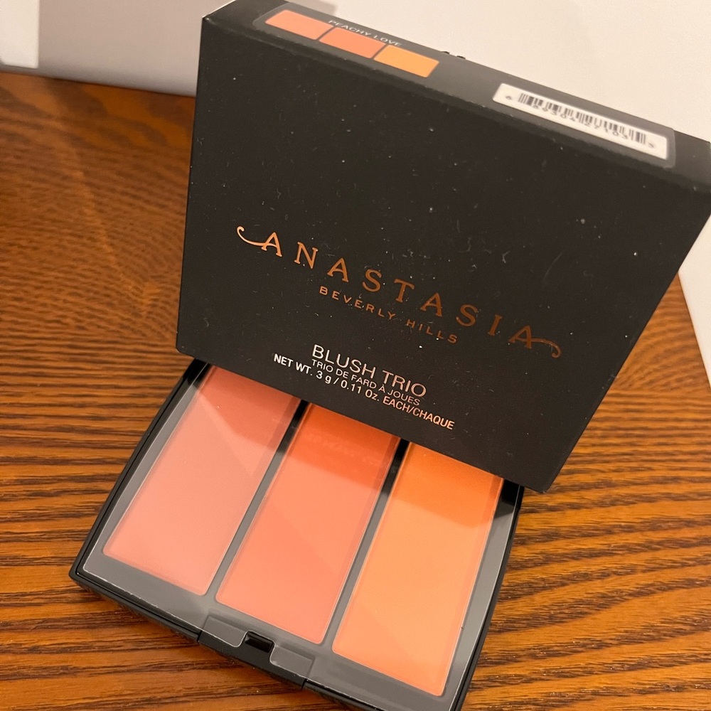 Gift 💝 Anastasia Beverly Hills blush trio, peachy love